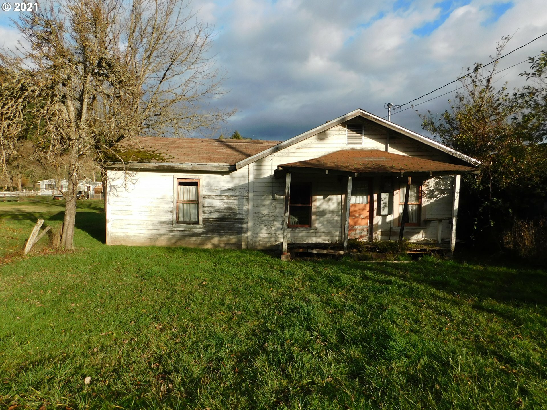 Property Photo:  330 W Cedar St  OR 97466 