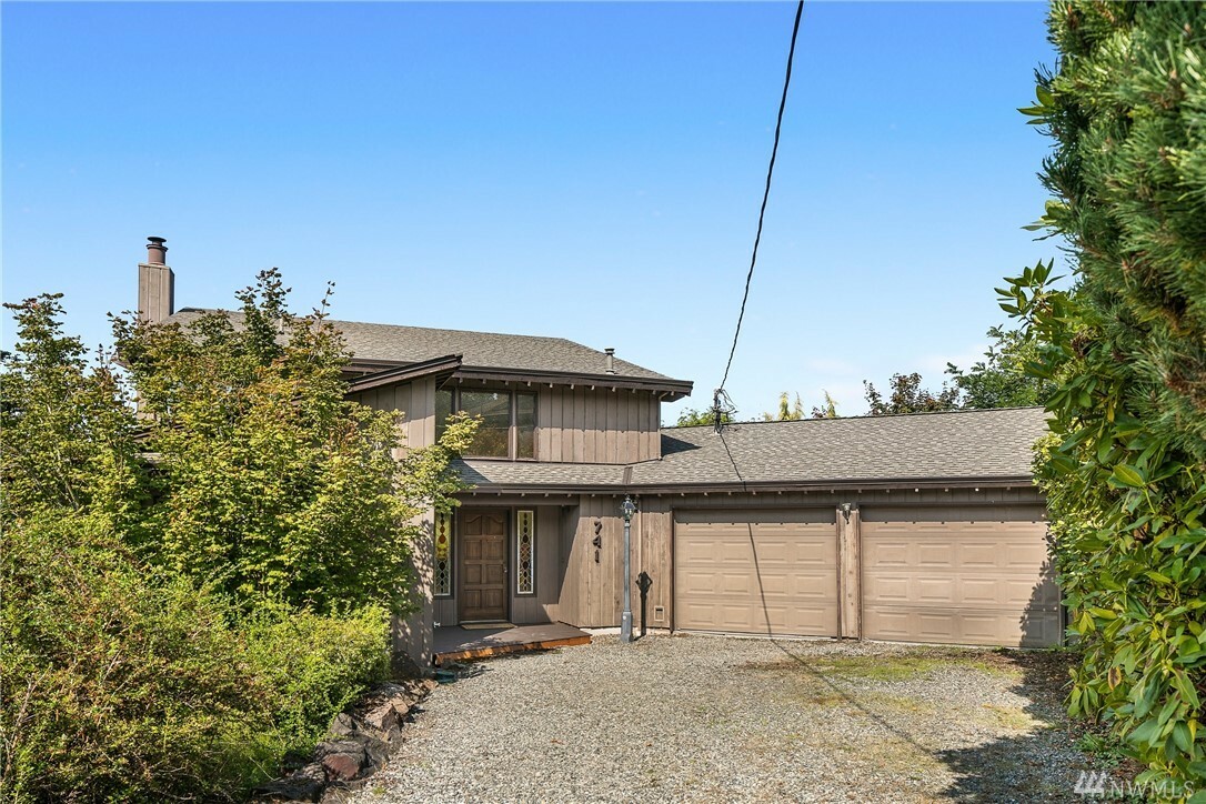 Property Photo:  741 Walnut St  WA 98020 