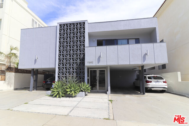 Property Photo:  11842 Kiowa Ave 3  CA 90049 