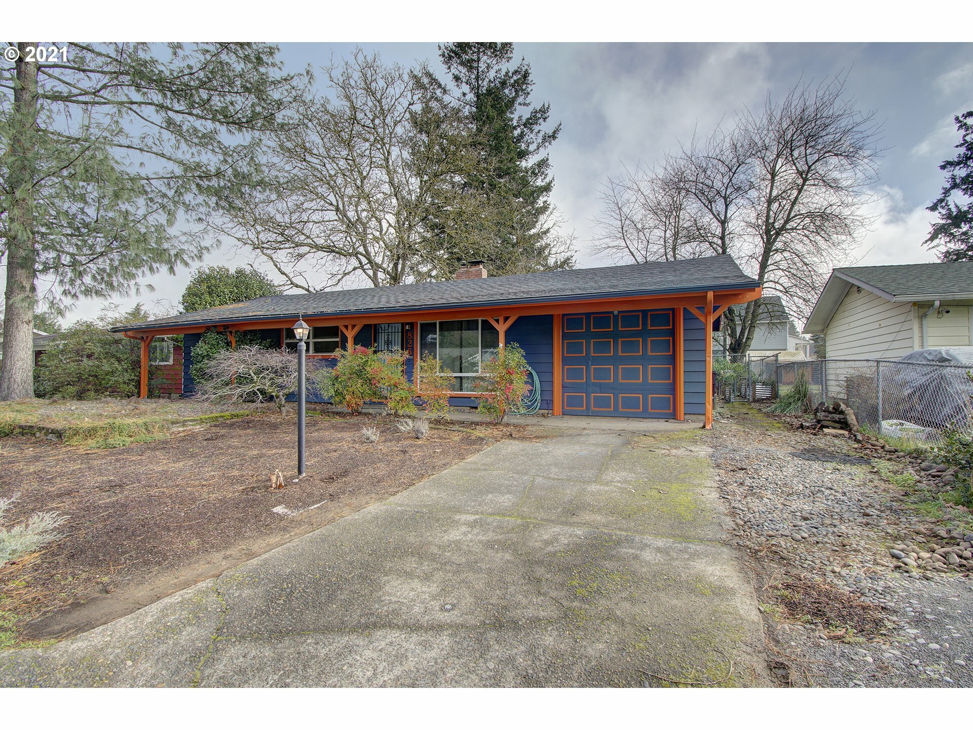 Property Photo:  826 SE 180th Ave  OR 97233 