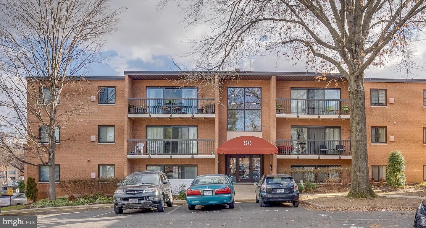 Property Photo:  3240 S 28th Street 402  VA 22302 
