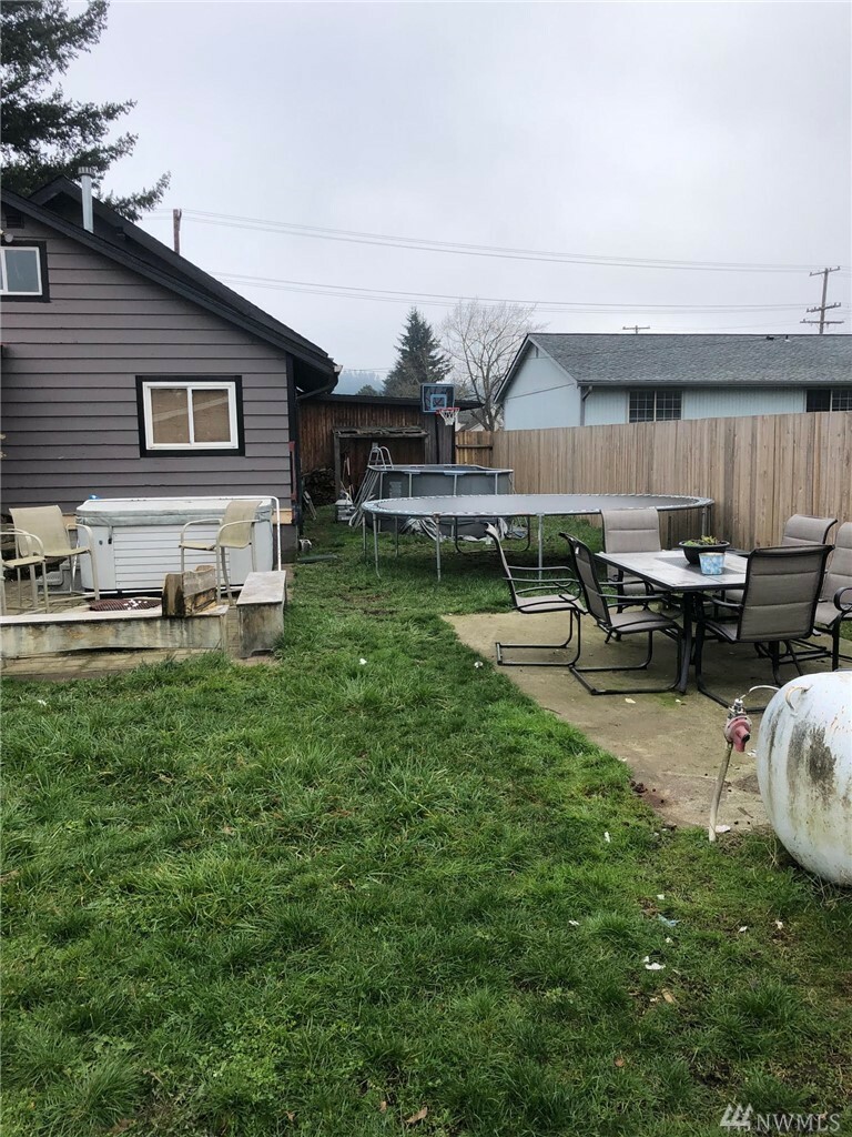 Property Photo:  503 S Ash St  WA 98531 