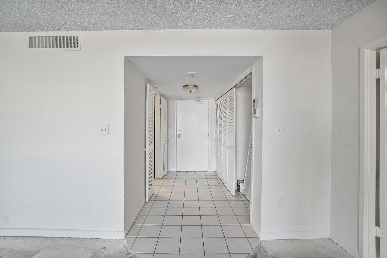 Property Photo:  2450 Presidential Way 607  FL 33401 