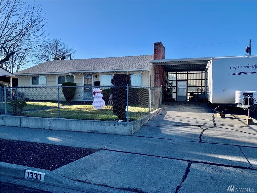 Property Photo:  1330 W Columbia Ave  WA 98837 