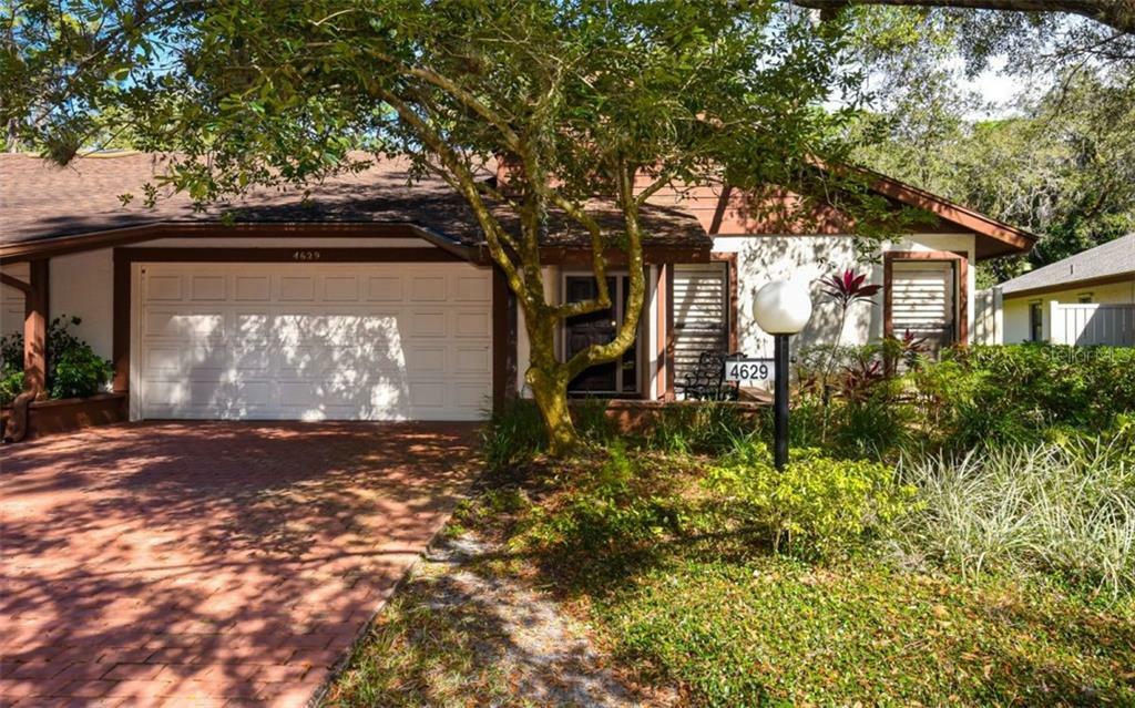 Property Photo:  4629 Oak Forest Drive E 17  FL 34231 