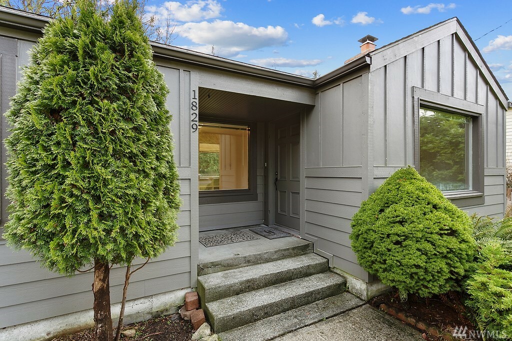 Property Photo:  1829 NE 171st St  WA 98155 