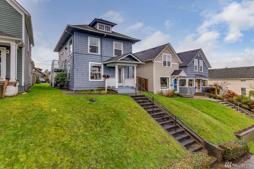 Property Photo:  2112 Wetmore Ave  WA 98201 