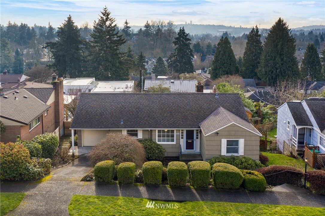 Property Photo: 4567 Stanford Avenue NE WA 98105