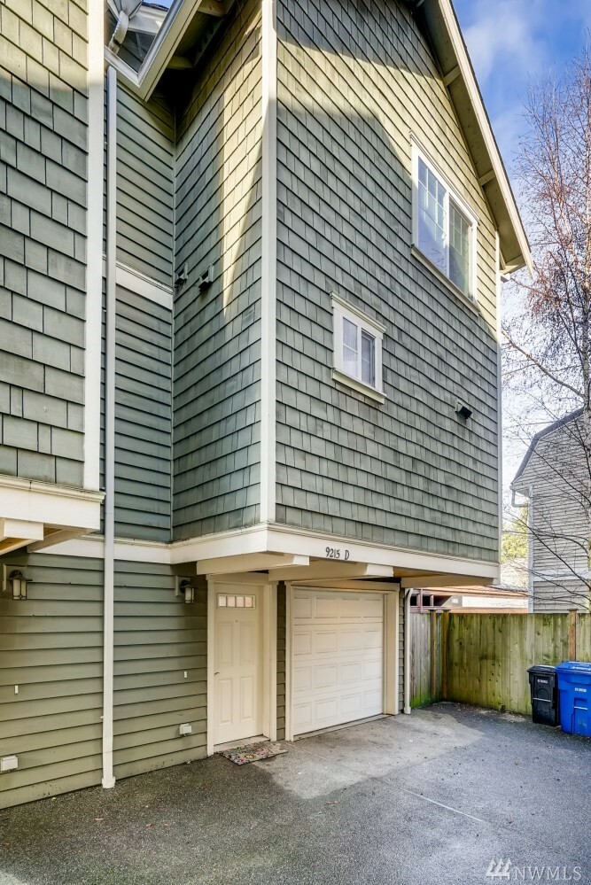 Property Photo:  9215 Roosevelt Wy NE D  WA 98115 