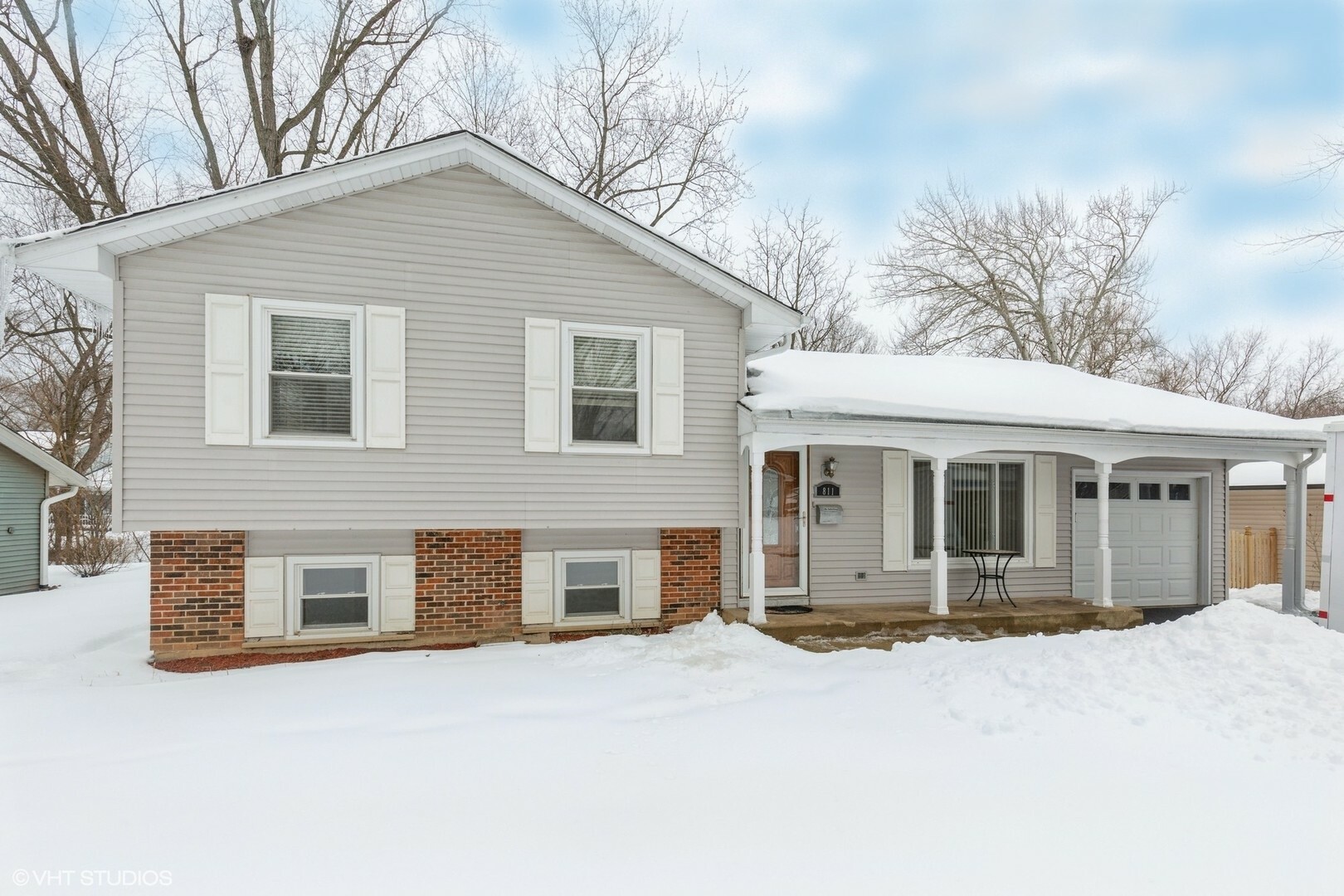 Property Photo: 811 W Country Drive IL 60103