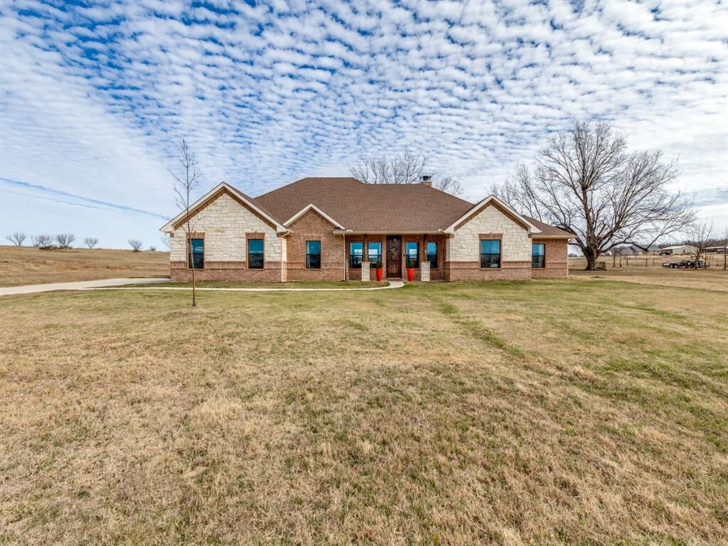 Property Photo: 1049 County Road 3591 TX 76073