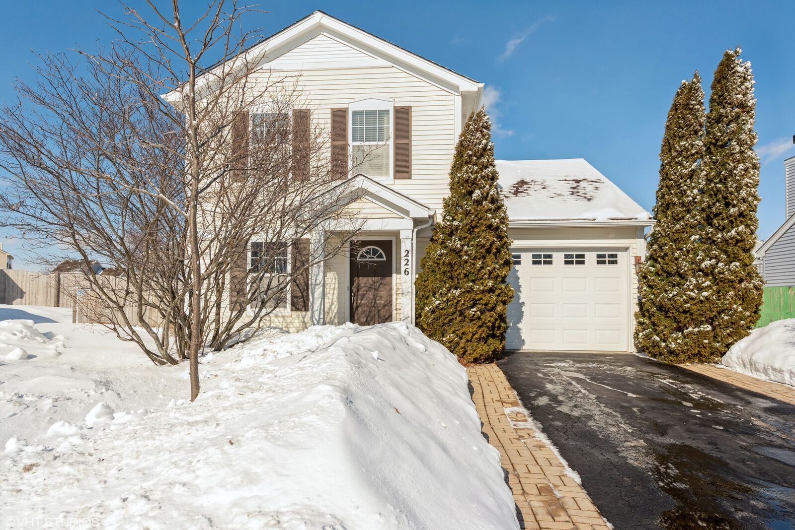 Property Photo:  226 E Cobbler Court  IL 60073 