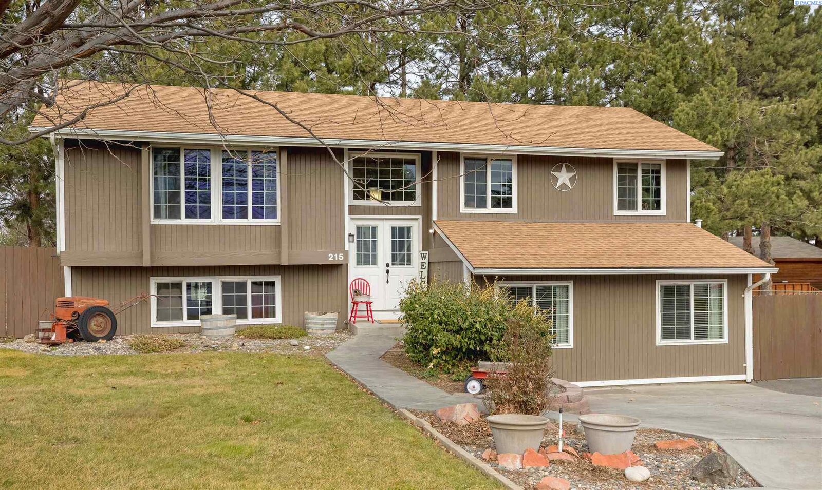 215 E 46th Place, Kennewick, WA 99337 4 bed/2 bath