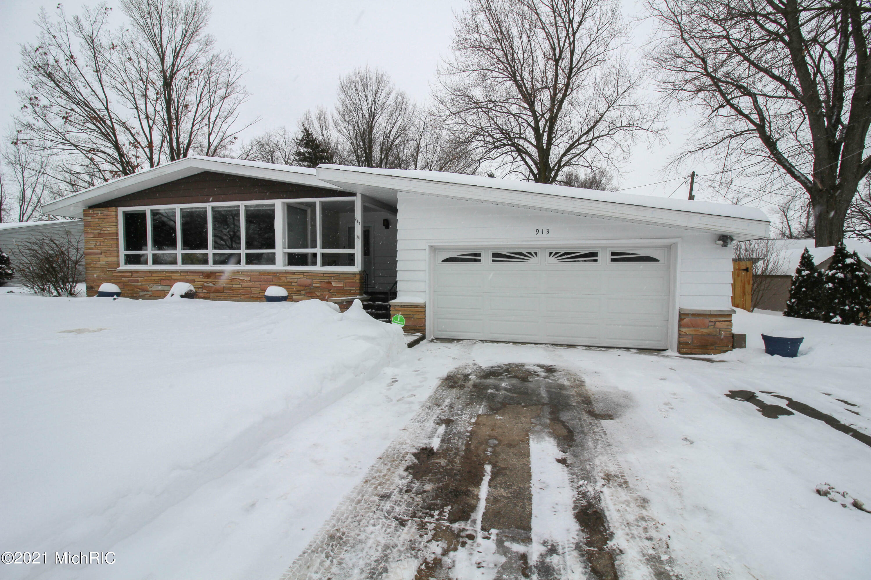 Property Photo:  913 Ivanhoe Street  MI 49091 