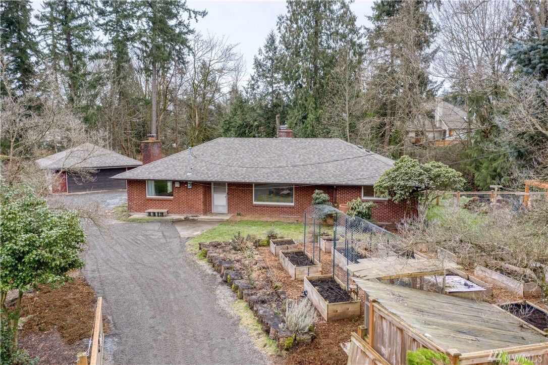 Property Photo:  2328 N Castle Wy  WA 98036 