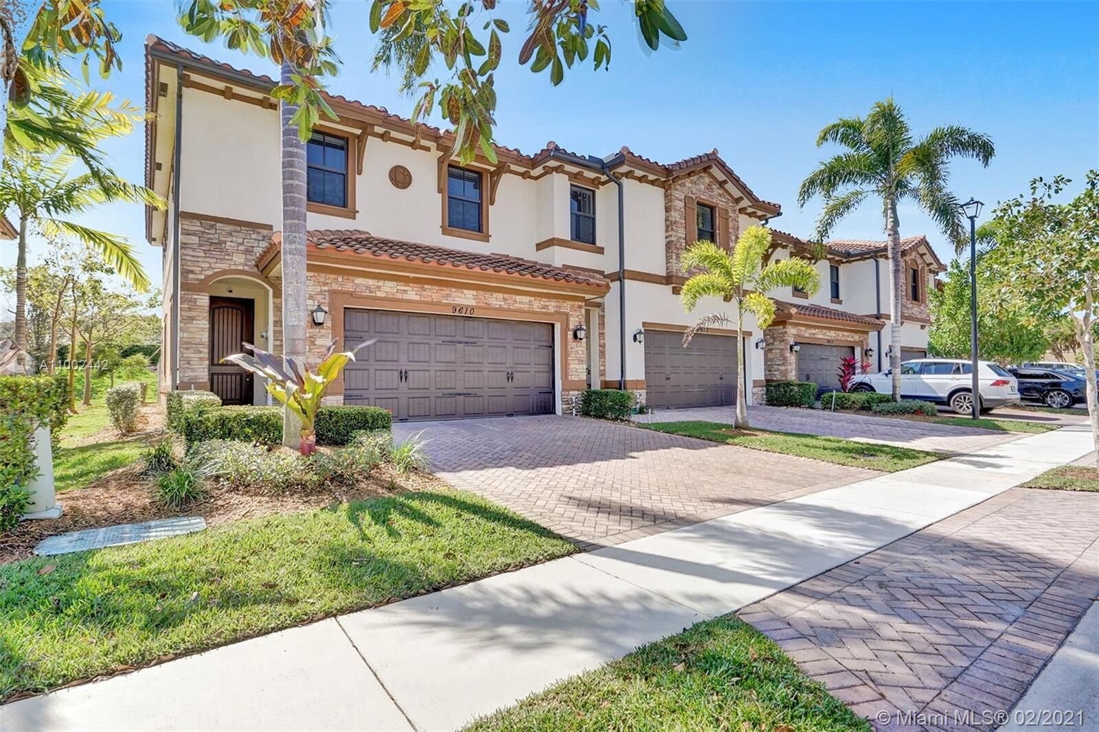 Property Photo: 9610 S Town Parc Cir S FL 33076