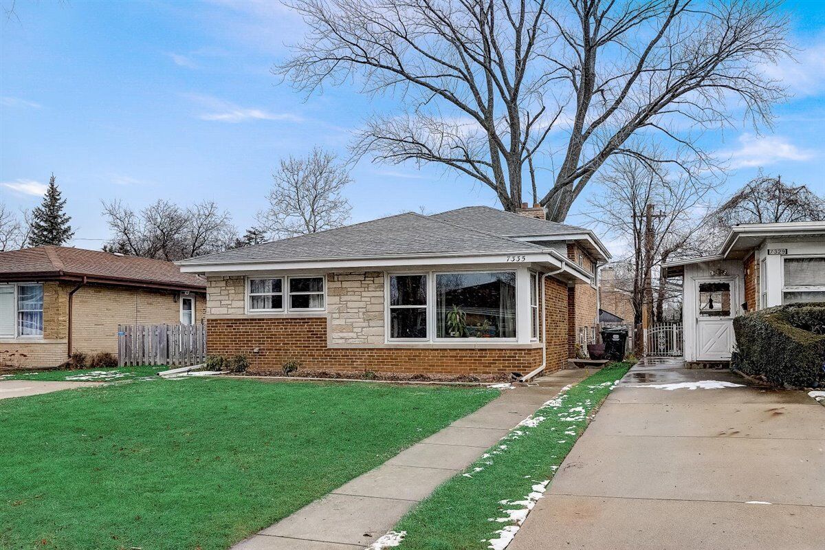 Property Photo:  7335 N Kilbourn Avenue  IL 60712 