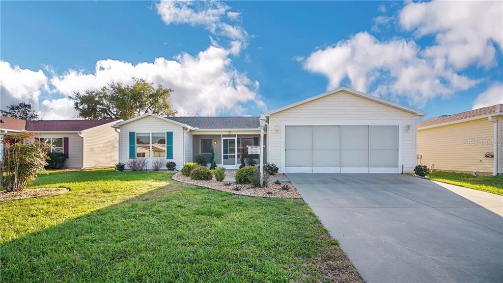 Property Photo: 2606 Privada Drive FL 32162