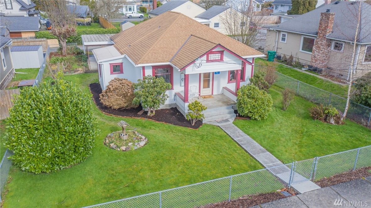 Property Photo: 711 E Vernon Ave WA 98233