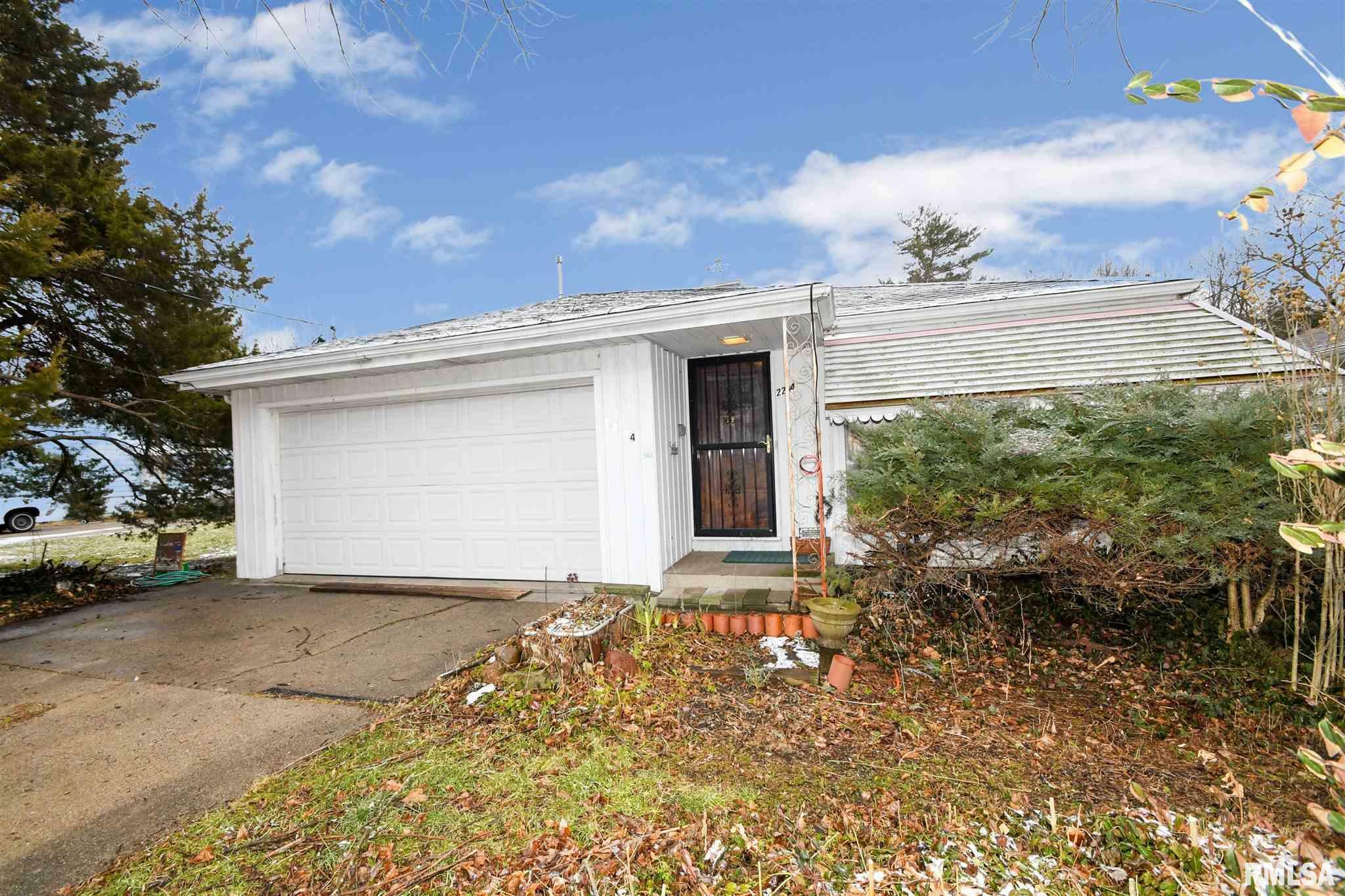 Property Photo:  2204 N Flora  IL 61604 