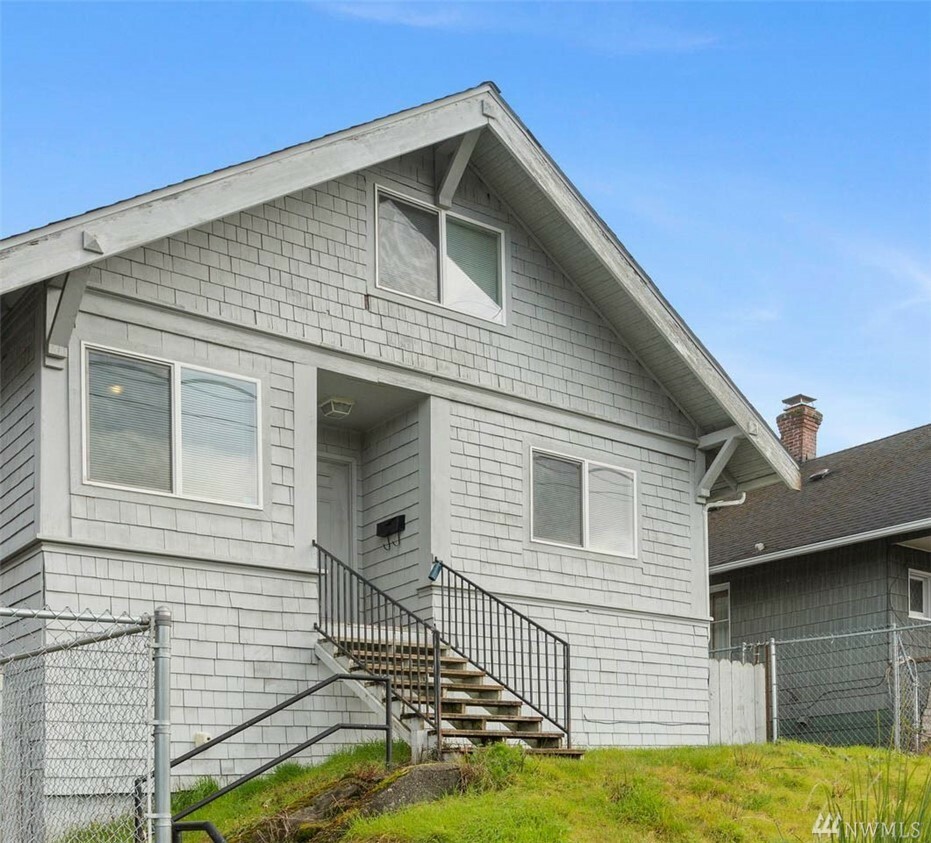 Property Photo:  4746 7th Ave NE  WA 98105 