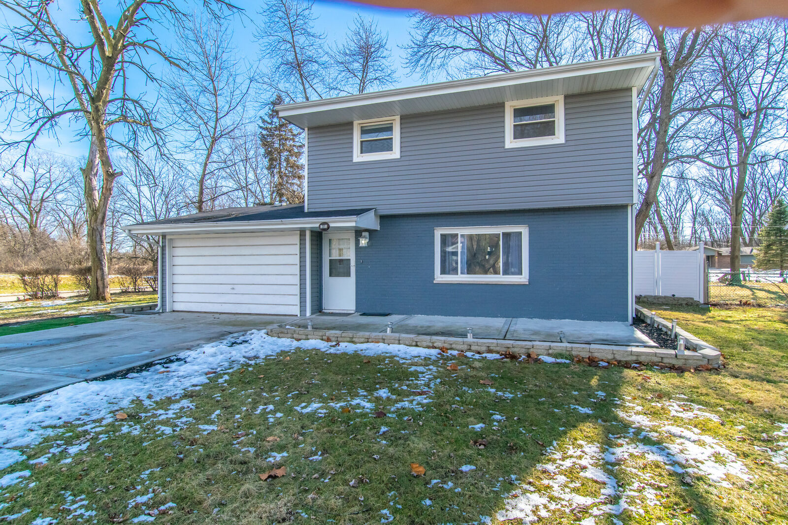 Property Photo:  201 Oakwood Drive  IL 60404 