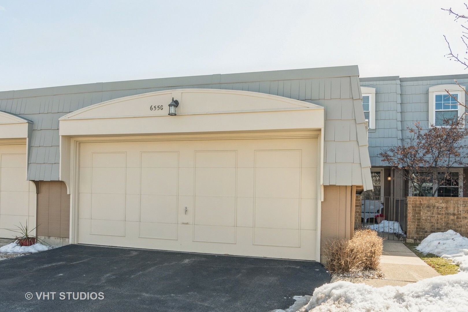 Property Photo: 655 Versailles Circle G IL 60007