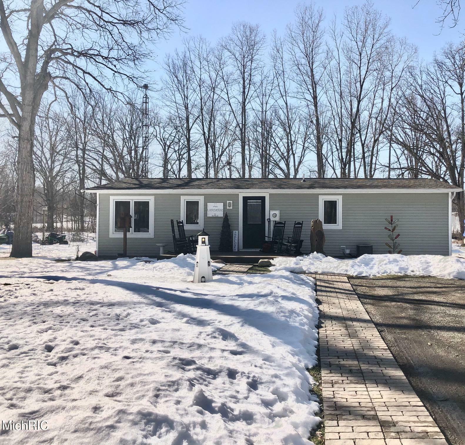 Property Photo:  464 Oakdale Drive  MI 49036 