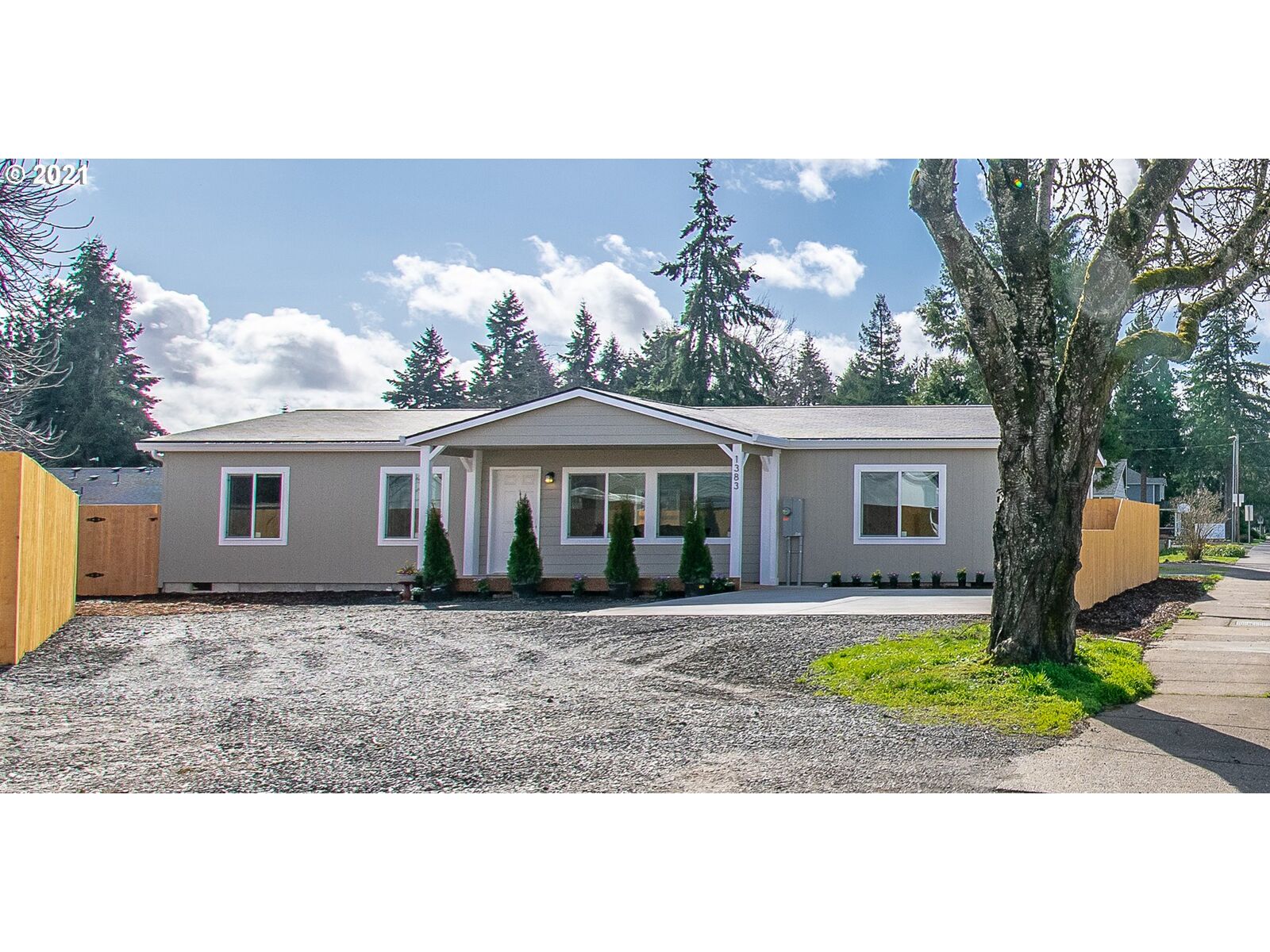 Property Photo:  1383 Taney St  OR 97401 