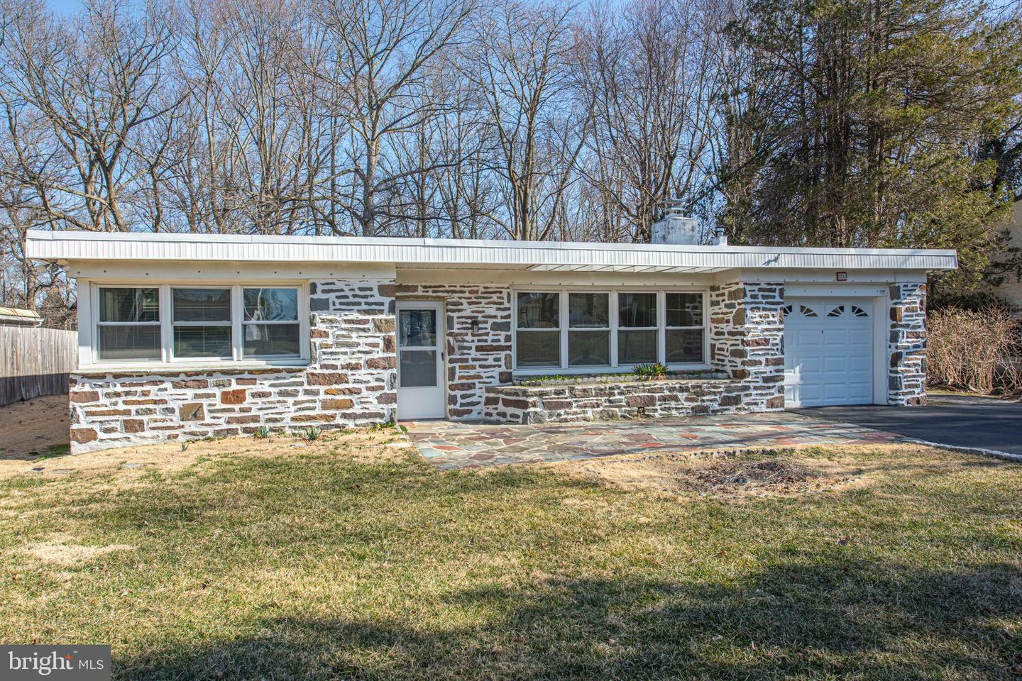 Property Photo: 2213 Windsor Circle PA 19008