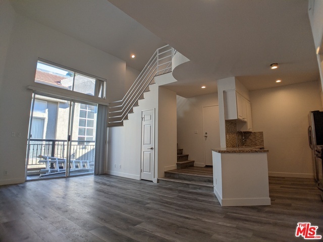Property Photo: 14625 Dickens St 203 CA 91403