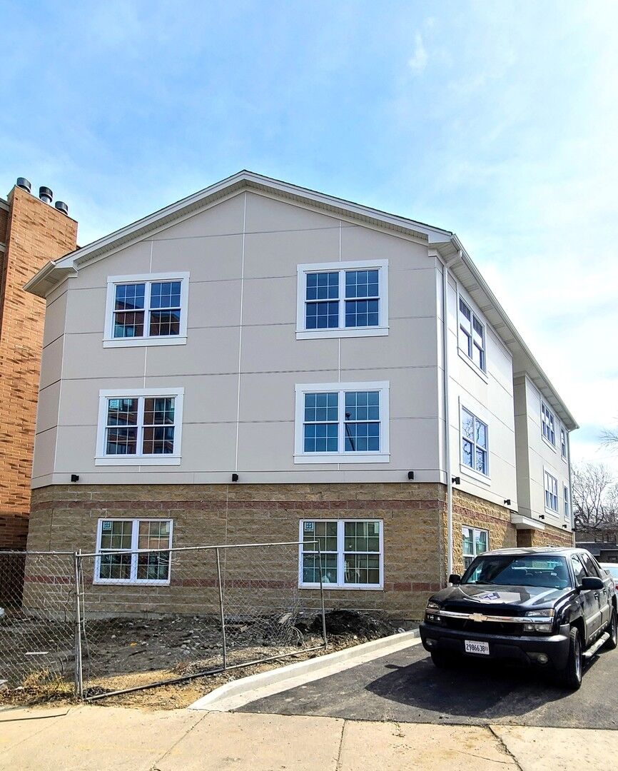 Property Photo:  7441 N Rogers Avenue 1B  IL 60626 