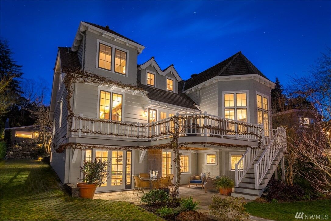 Property Photo:  836 W Etruria St  WA 98119 