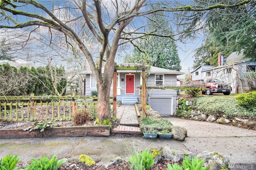 Property Photo:  725 S Henderson St  WA 98108 