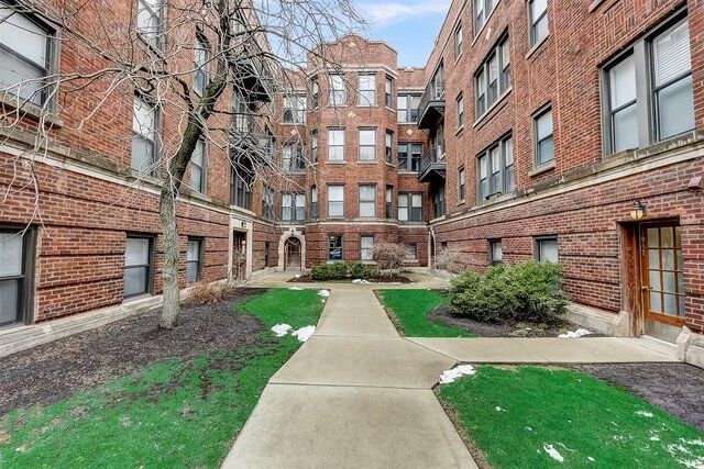 Property Photo: 1048 W Catalpa Avenue 2 IL 60640