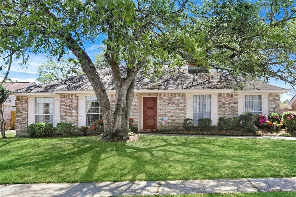 Property Photo:  425 Live Oak Drive  LA 70458 