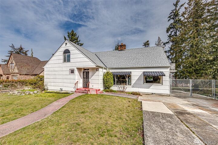 Property Photo: 1327 E 2nd St WA 98362