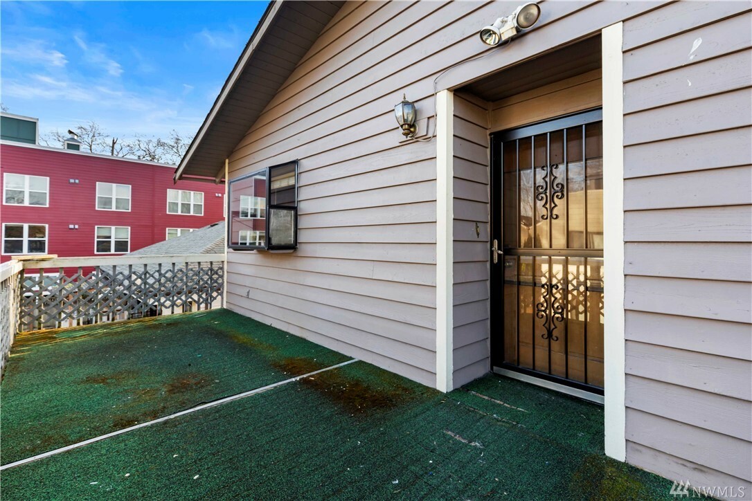 Property Photo:  1114 33rd Ave  WA 98122 