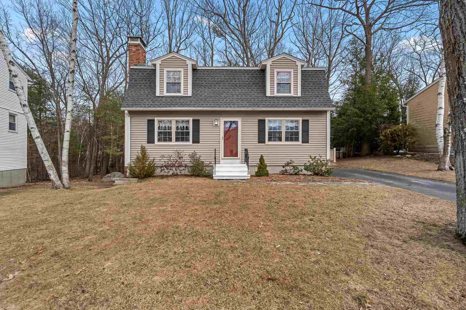 Property Photo: 20 Estate Drive NH 03104