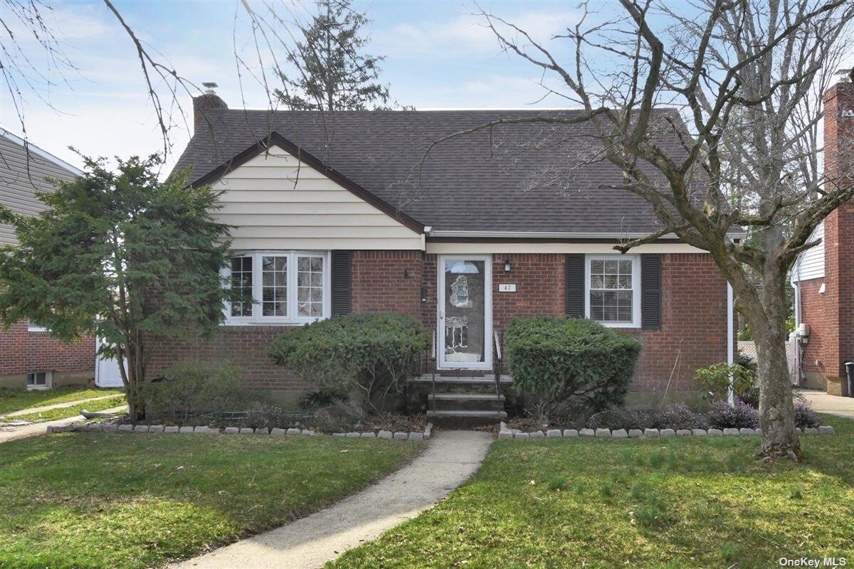Property Photo:  47 Brisbane Street  NY 11040 