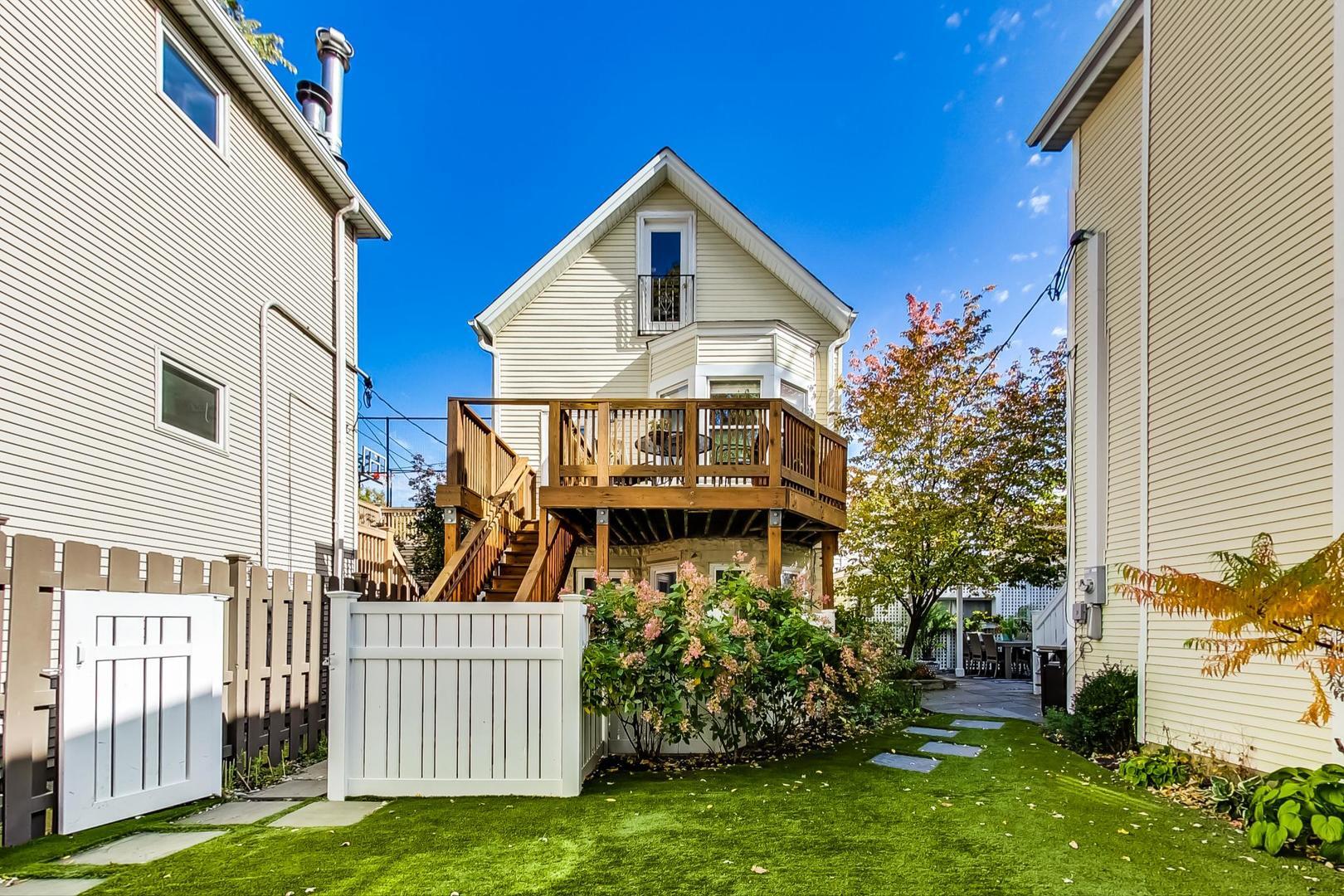Property Photo: 3257 N Oakley Avenue IL 60618