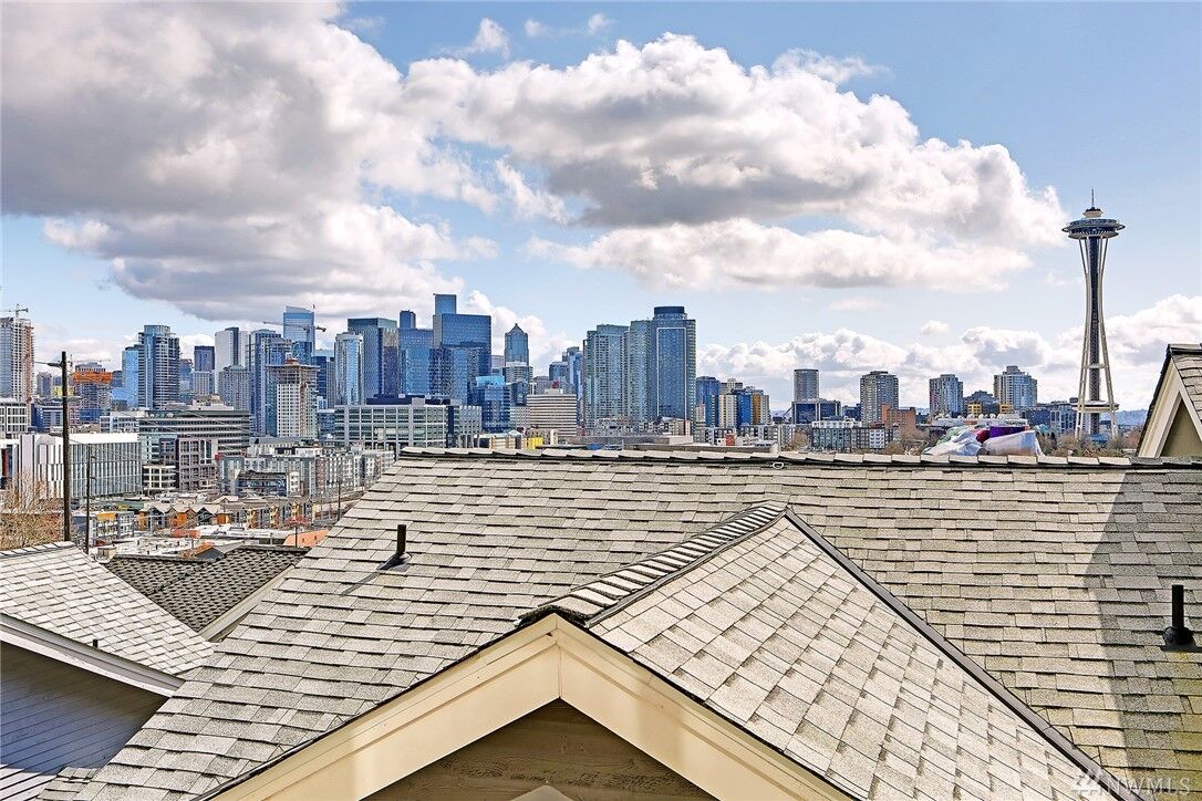 Property Photo: 1011 5th Ave N 304 WA 98109