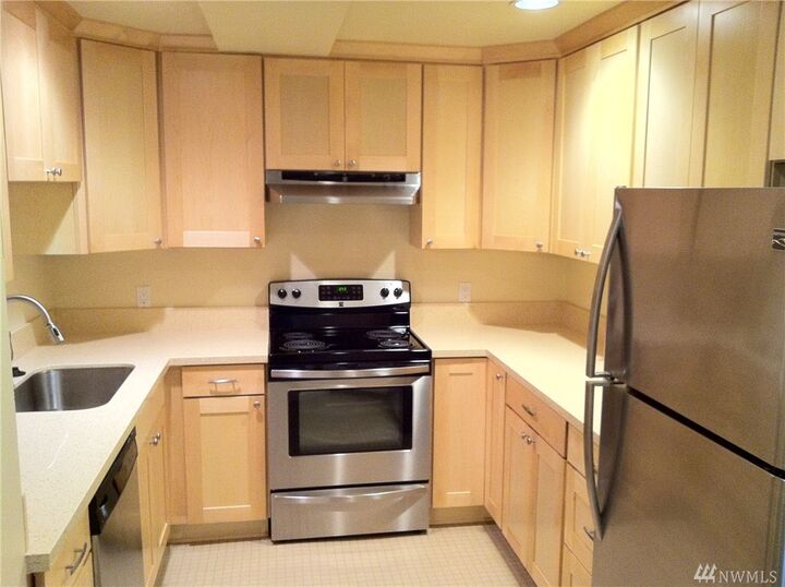 Property Photo:  214 W McGraw St 204  WA 98119 