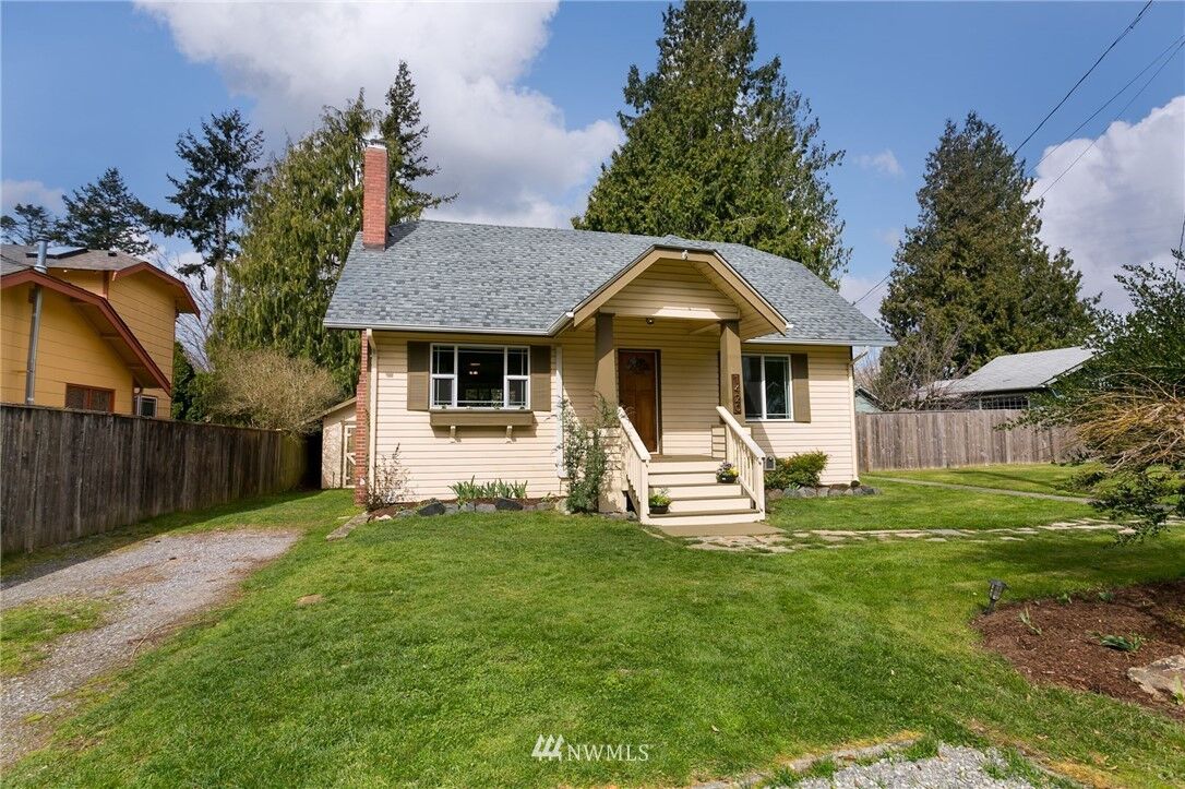 Property Photo:  1420 E Maplewood  WA 98225 