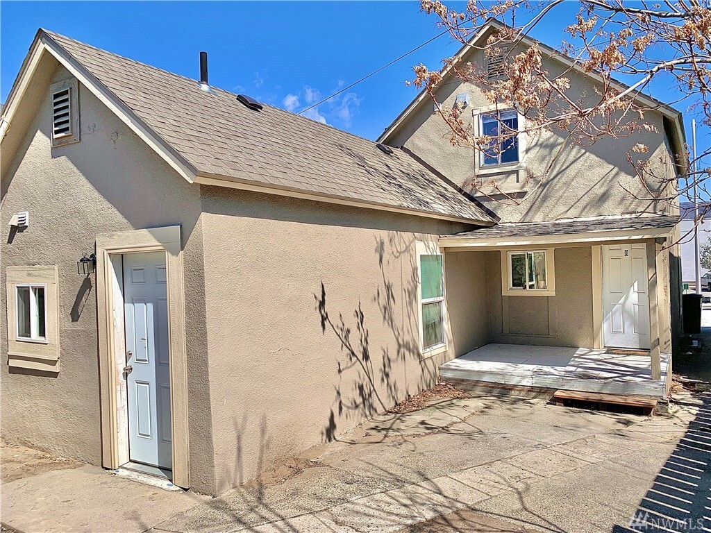 Property Photo:  220 Methow St 7-10  WA 98801 