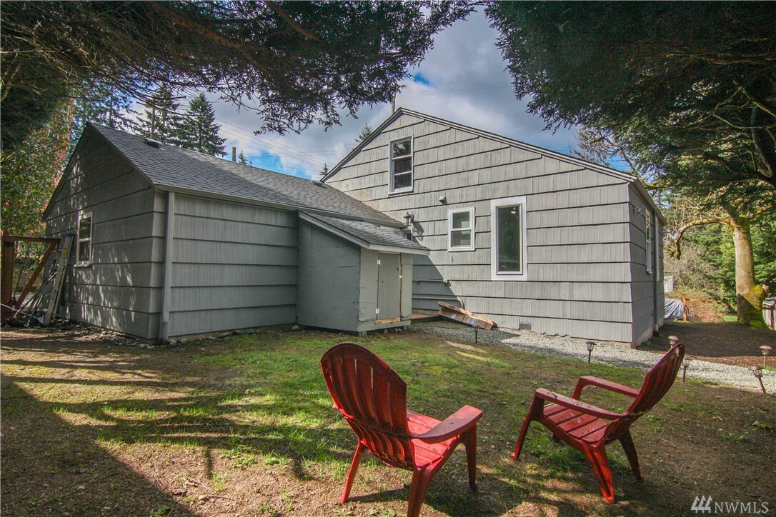 Property Photo:  1402 N 145th St  WA 98133 