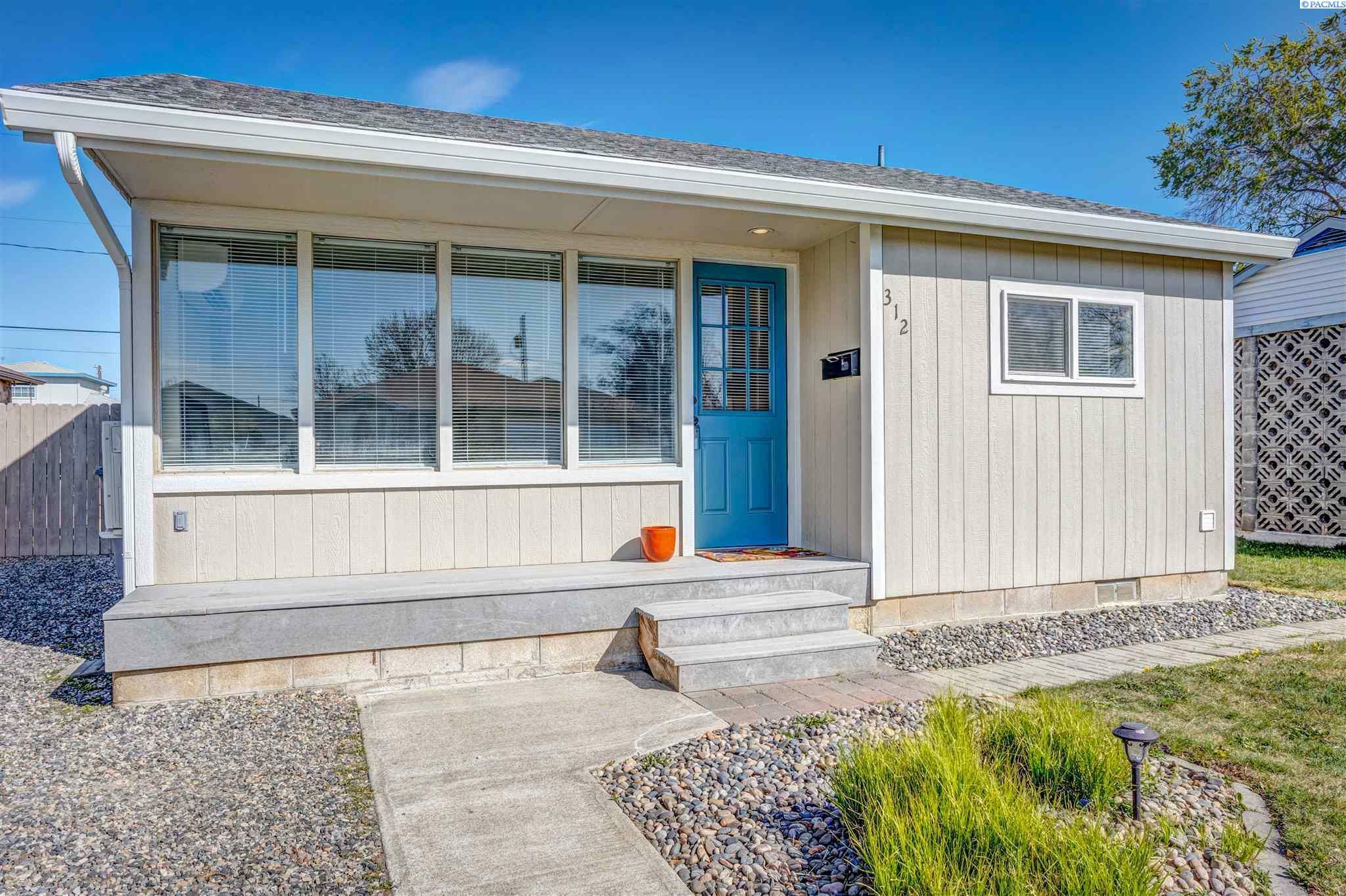 Property Photo:  312 Rossell Ave  WA 99352 