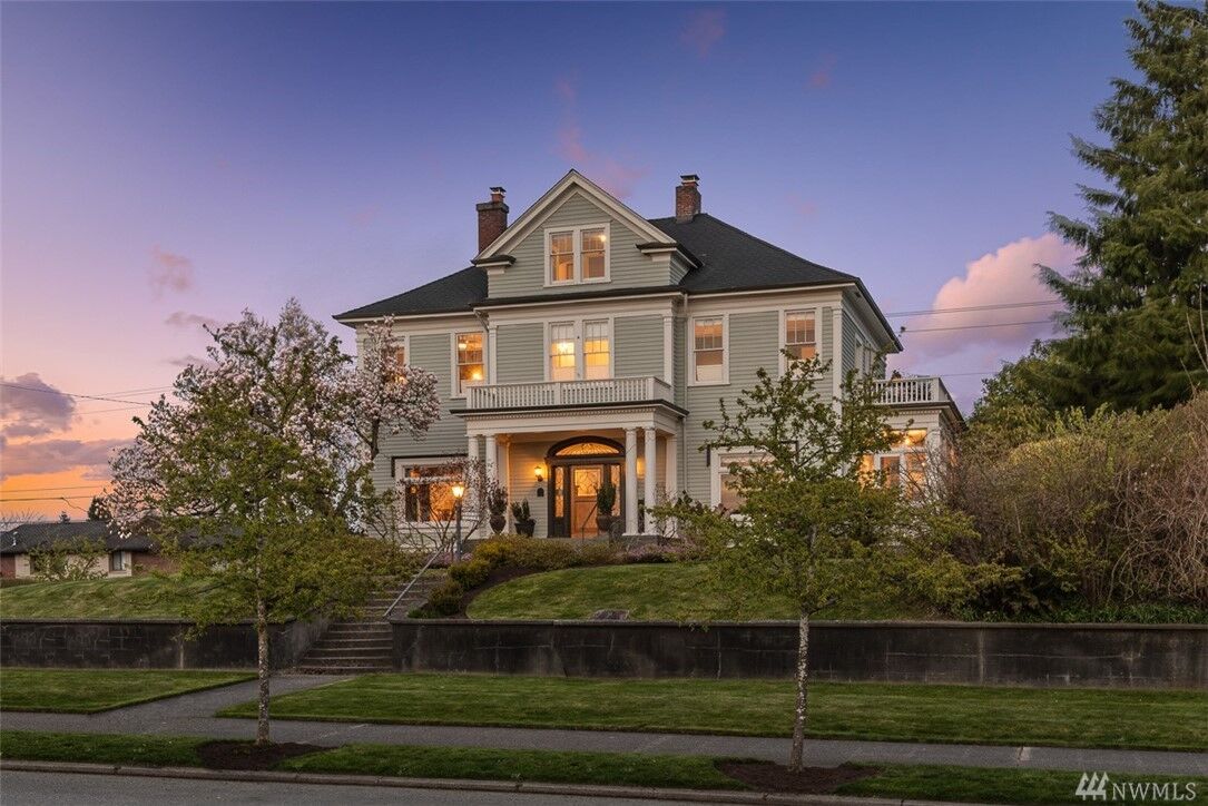 Property Photo: 2201 Rucker Ave WA 98201