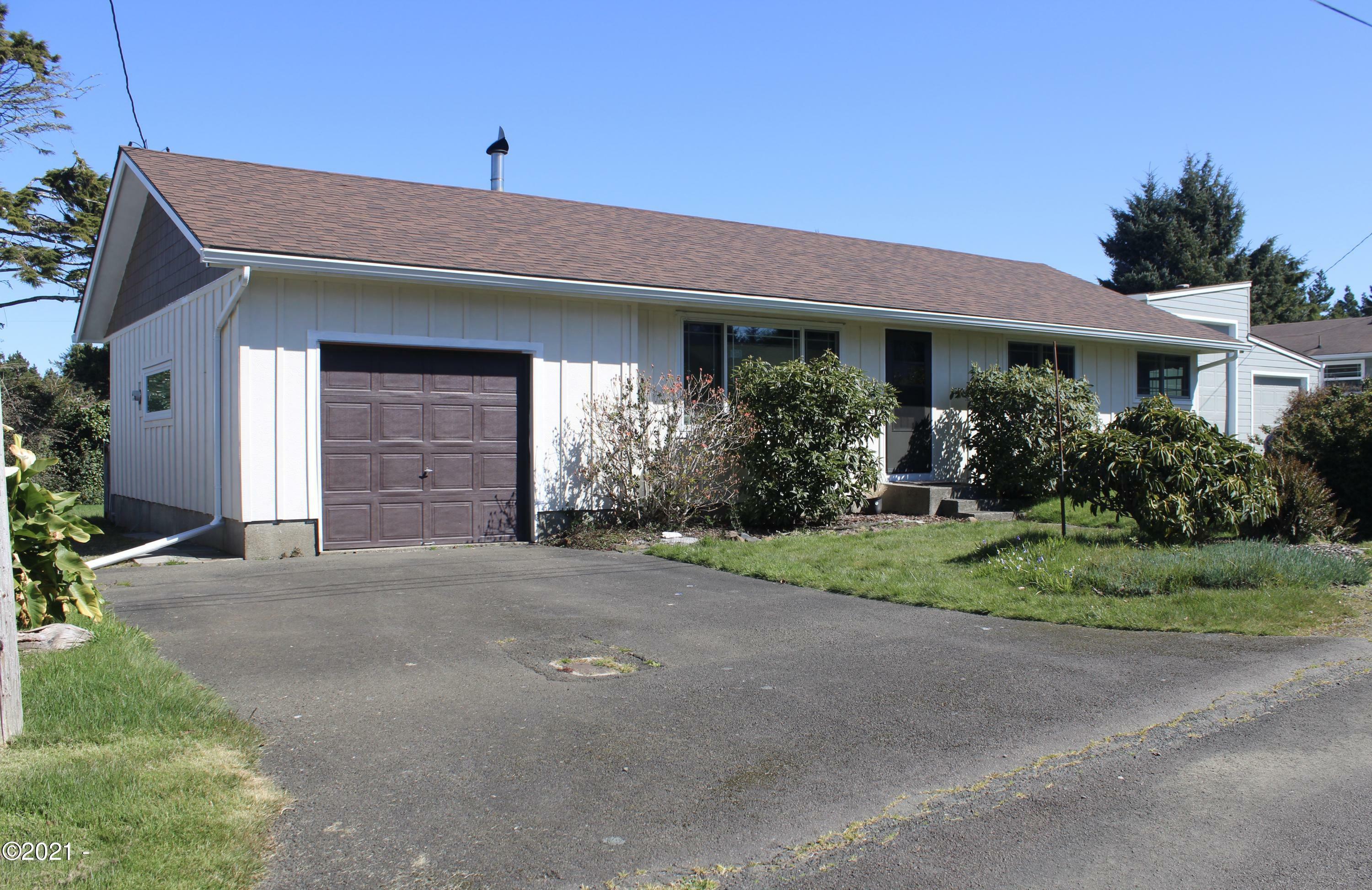 Property Photo: 155 Pearl Street OR 97388