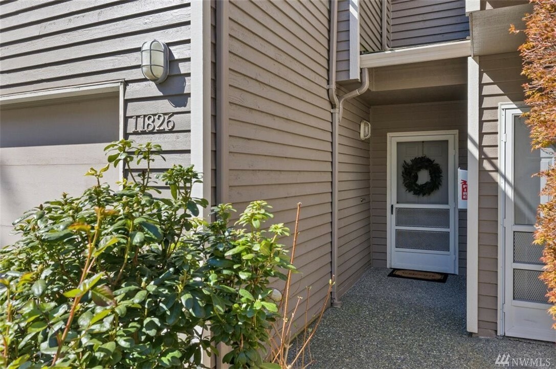 Property Photo:  11826 NE 80th St 8  WA 98033 